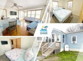 Large 2BD cottage 10 min to Pier & Beach Sleeps 6