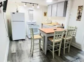 1 bedroom 7 min walk to beach Pets FREE Parking