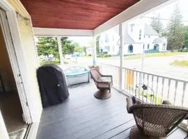 Large 4BD Apt Sleeps 10 Beach 7 min walk Pets OK