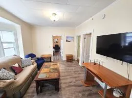 Spacious 4BD apt Sleeps 10 Walk to beach 7 min