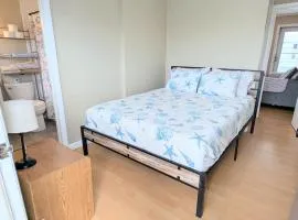 7 Mile beach is across the street Sleeps 3 Pets