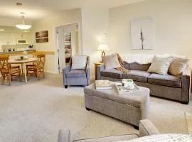 Heart of Whistler Village, Mountain Views, Pool & Hot Tub