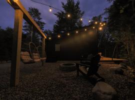 Cozy Luxury Cabin w Hot Tub, Fire Pit, King Bed, hotelli kohteessa Newry