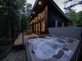 Cozy Luxury Cabin w Hot Tub, Fire Pit, King Bed, hotel v destinácii Newry