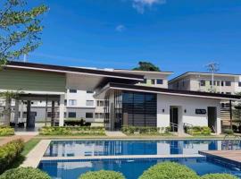 Serene Urban Homestay - Condo Near Mactan Airport, ξενοδοχείο σε Bankal