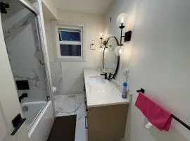 Downtown Vancouver Cozy Room - Near SkyTrain, BC Place & Free Parking