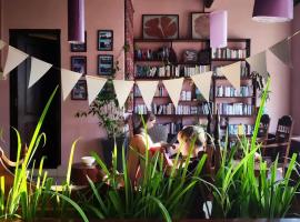 Here Library - A wooden home by the river with a library, Hotel in Thốt Nốt