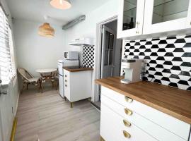 Chic Phoenixville Retreat With Parking, отель в городе Финиксвилл