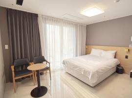 웨일집 더블루테라 오션 스테이, готель у місті Puwŏl-li