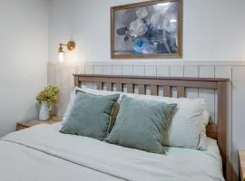 Private Bright Garden Suite in Pemberton Heights