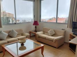 Panoramic 3-Bedroom Chalet with Terrace-Garden, hotel v destinaci Kfardebian