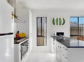 4BR Family Home Coomera Theme Parks Shopping