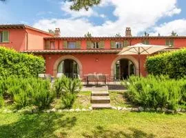 Historic Farmhouse Between Two Tuscan Valleys