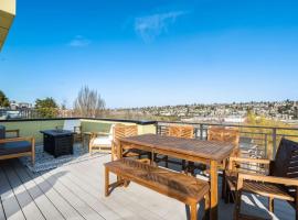 Perch - Modern Seattle View Home w/ Rooftop Deck & Parking, хотел в Сиатъл