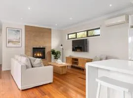 Luxurious 3-Bed Home with Outdoor Spa by Beach