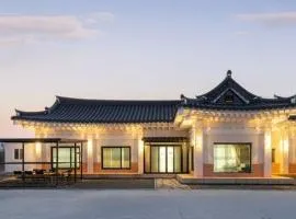 Gyeongju Poseokjeong Hanok Pool Villa