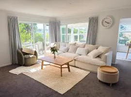 Peaceful retreat with relaxing rooms and open views, close to ferry