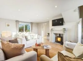 Honeywell Cottage Stylish Hot Tub Escape