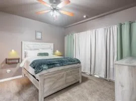 Sunset Retreat, Clean Modern 3BR, Garage, Near 191