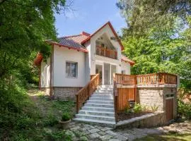 Ház a Pilisben - mókus család a kertben