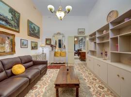 Charming Central 2BR Townhouse with Rooftop Terrace, hotel San Ġiljanban