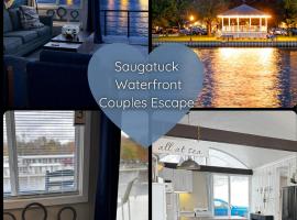 Couples Waterfront Getaway Near Beach And Trails, hotell i Saugatuck