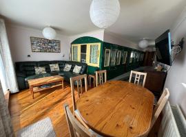 Victorian Train Carriage by the Sea Dog Friendly, Hotel in Bognor Regis
