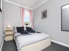 Ideal Work Stays 3BR Free Parking Sleeps 6