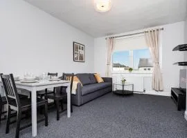 Ideal Work Stays 3BR Free Parking Sleeps 6