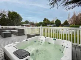 Sutton Lodge with Hot Tub