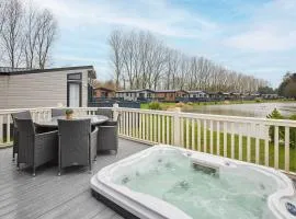 Pebble Lodge with Hot Tub
