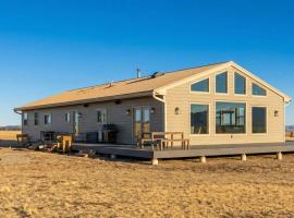 Luxury Off-Grid Cabin with Stargazing Deck & Views โรงแรมในแฟร์เพลย์