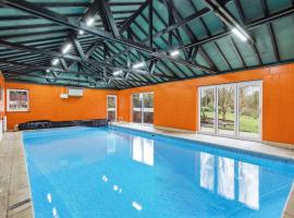 Luxury 5 Bedroom with Pool & Games Room, hotel i Potter Street