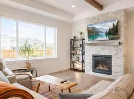 Scenic Modern Home with Private Patio & Fireplace