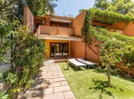 Yellow House, 130m to beach