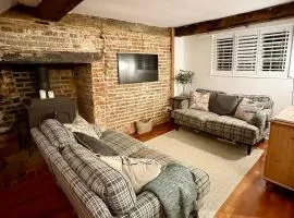 Historic 3-Bed Cottage with Garden in Hursley