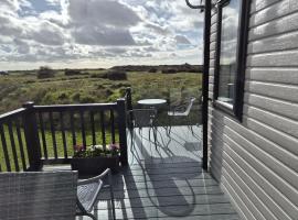 Modern 6 Berth Caravan With Decking At Suffolk Sands Ref 45004F, Hotel in Felixstowe