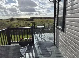 Modern 6 Berth Caravan With Decking At Suffolk Sands Ref 45004F