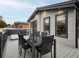 Black Moorhen Lodge with Hot Tub, Hotel in York