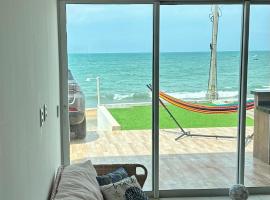 De frente para o mar com a comodidade de acesso as 5 suites climatizadas todas no Terreo, hotel din Icapuí