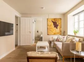 Bright Stay for Two Near Metro & City Sights