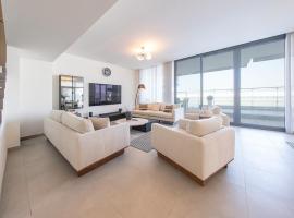 Sea View Luxury Escape 5BR Private Pool Villa, hotel v destinácii Al Ḩamrīyah