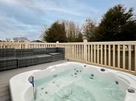 Lakeshore Lodge with Hot Tub, Hotel in Pocklington