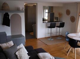 LINE UP - 2,5 Zi Whg mit Seeanstoss - Beckenried, hotel in Beckenried