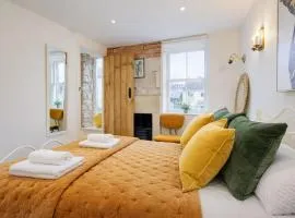 Heron Stays Bath- Boutique Period Group Townhouse, Sleeps 14 with Parking Near Bath