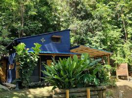 Tiny Cozy Mountain Cabin Peaceful Retreat in Cayey, Hotel in Cayey
