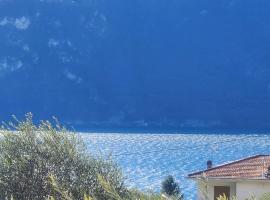 Appartamento L'ulivo 5 chilometri da Varenna vista lago in via privata, viešbutis mieste Ljerna