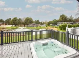 The Waterhole Lodge with Hot Tub
