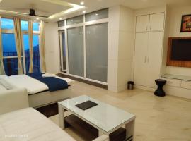 Hotel Haya Palace View King And Restaurant - Parking - Gym Facility With Mountain View Room In Bhimtal, hotell sihtkohas Bhowāli