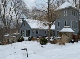 Secluded escape with hot tub, pizza oven, fireplace、Taghkanicのホテル